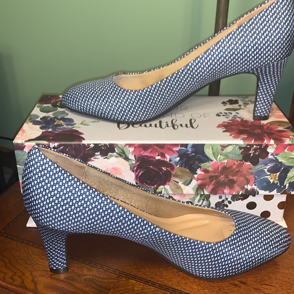 Abella Blue Pump, Size 9.5 M, NWB